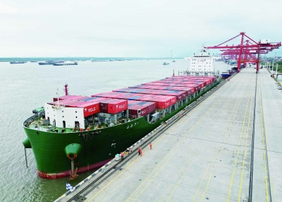 南京港乐成靠泊最大内贸集装箱船 "江远集2"轮，，，为客户带来全新物流体验