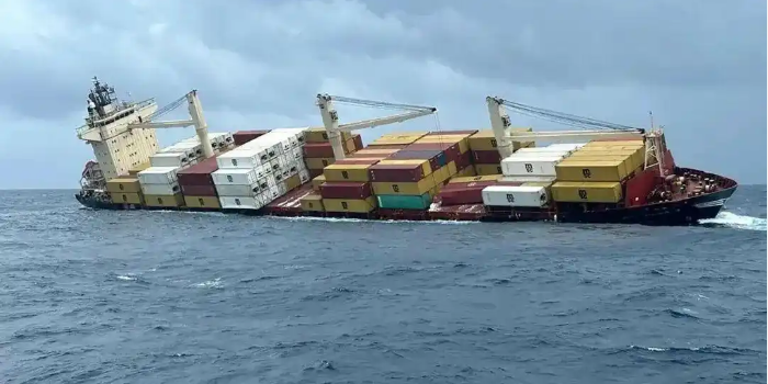 集装箱船遇险淹没，，数百个集装箱坠海